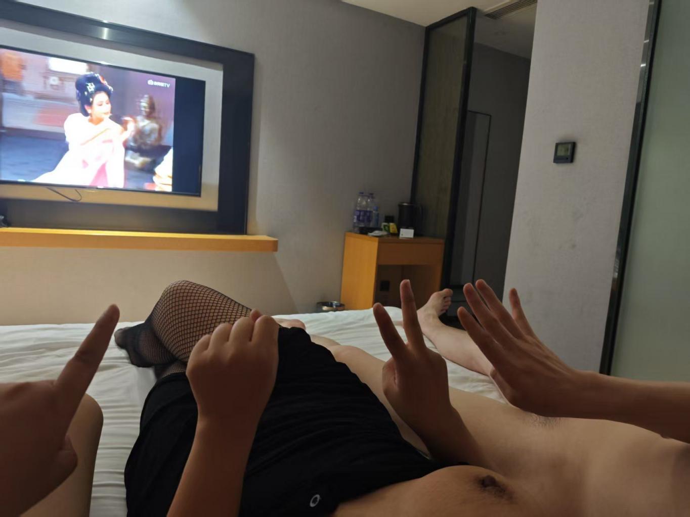 河南26岁被老公亲手交给兄弟插入的骚逼