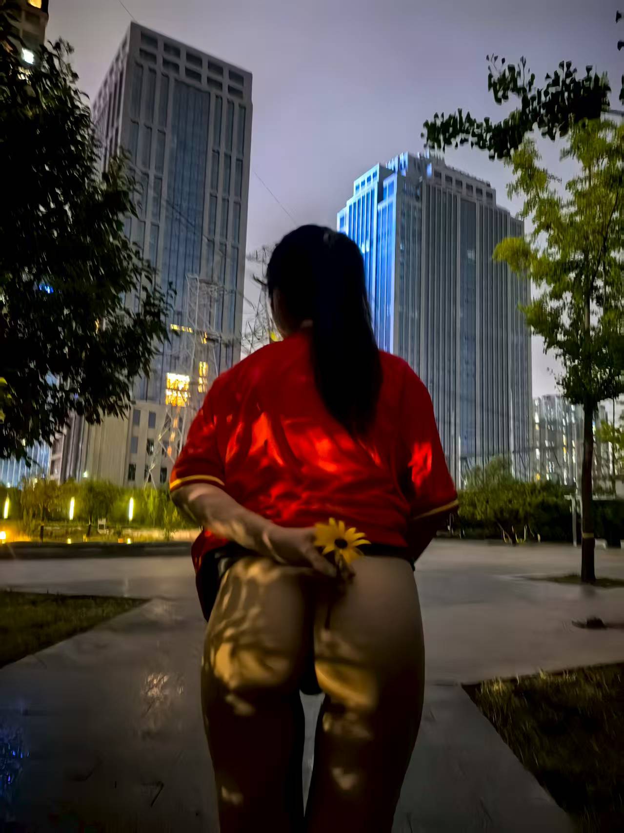 菊花插屁眼，荡妇破鞋户外露出，百元卖逼求操！