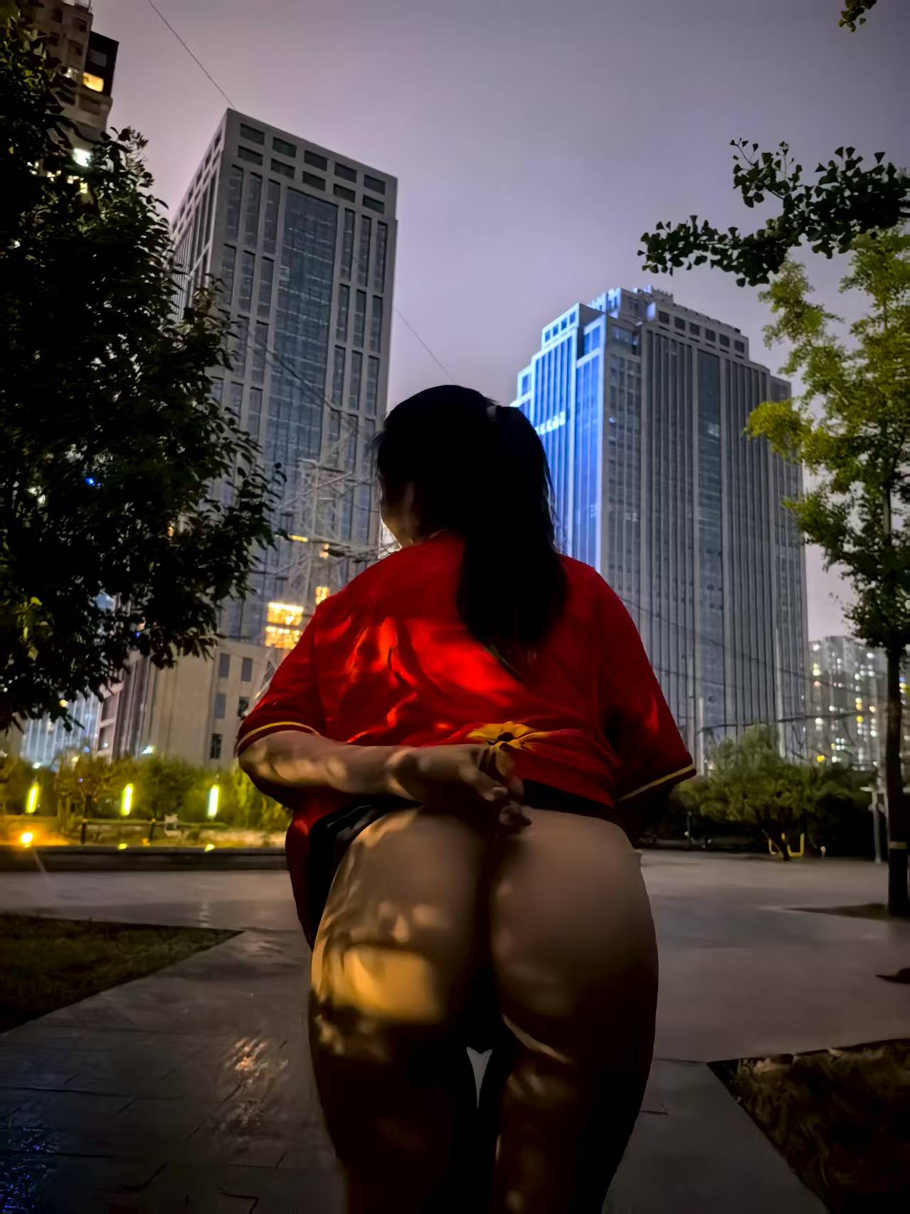 菊花插屁眼，荡妇破鞋户外露出，百元卖逼求操！