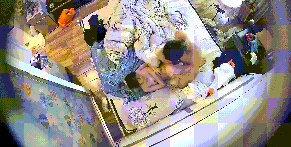 《黑客破解》眼镜小伙趁父母出差把小女友带回家连干两炮