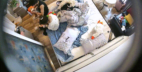 《黑客破解》眼镜小伙趁父母出差把小女友带回家连干两炮