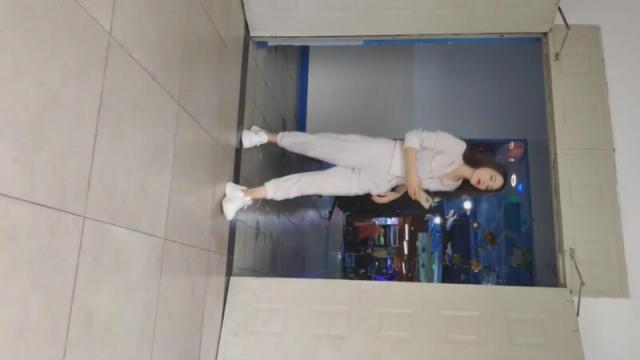 办公楼女厕全景偷拍三个新来的美女职员人美B更美❤️其中一位很有初恋的感觉