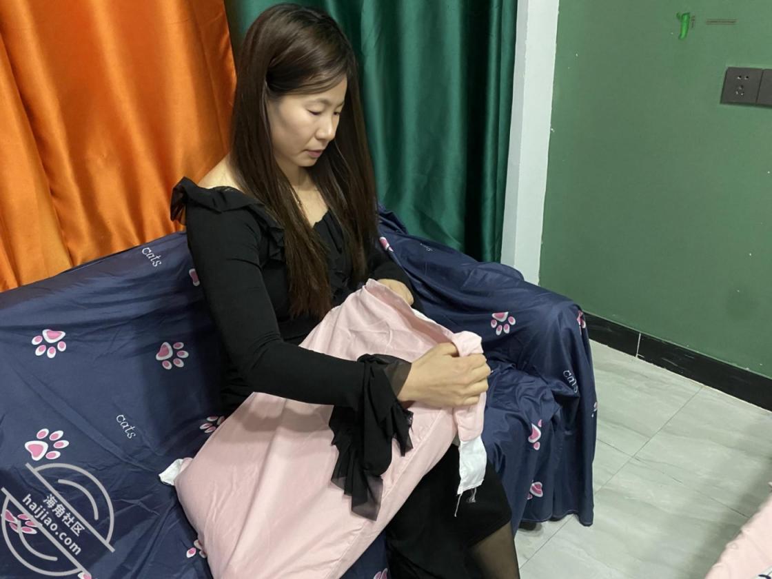 真实乱伦大神【舅妈的爱情故事】，真实乱伦禽兽儿子宿舍内Q奸母亲乱伦老A8