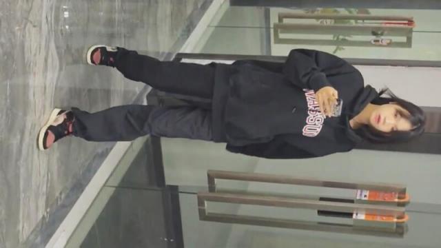 办公楼女厕全景偷拍三个新来的美女职员人美B更美❤️其中一位很有初恋的感觉