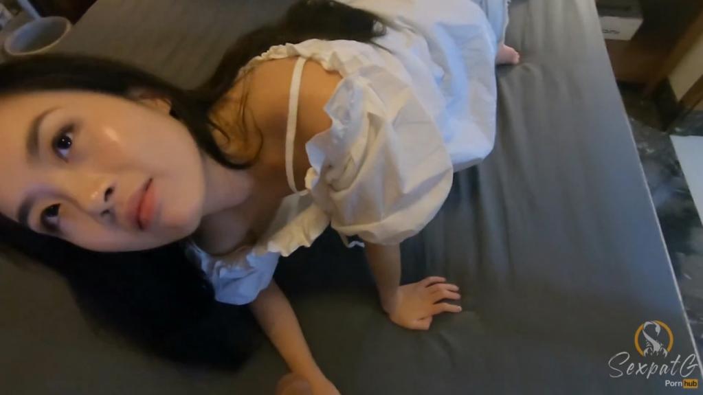 最新P站热点国人妹子【SexpatG】不好好留学当上了网红，露脸与白皮猪各种性爱自拍