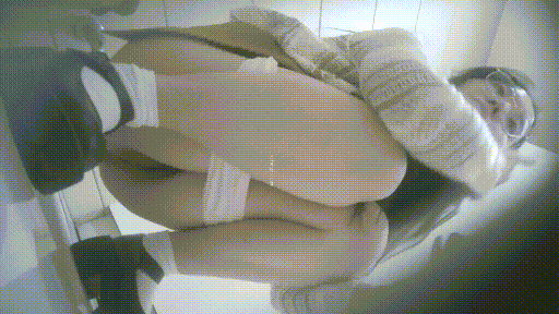 写字楼女厕全景偷拍3位女白领❤️差点被其中一位机灵的妹子发现了