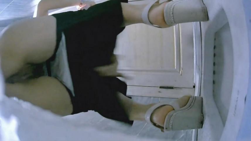 流出❤️厕拍大神给KTV送酒潜入女厕偷拍小姐尿尿红裙姐姐被客人搞了吧居然用厕兜里的水洗逼