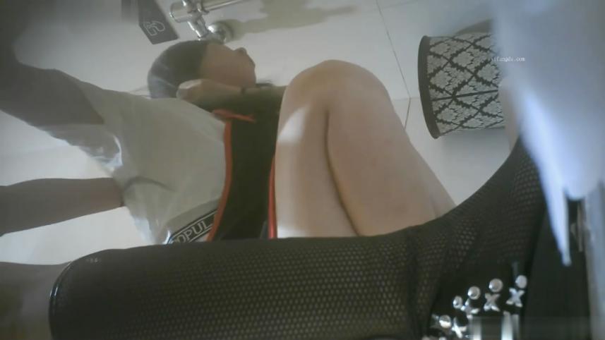 精品厕拍❤️醉酒美女呕吐闺蜜在旁边精心伺候又是拍背又是捧水