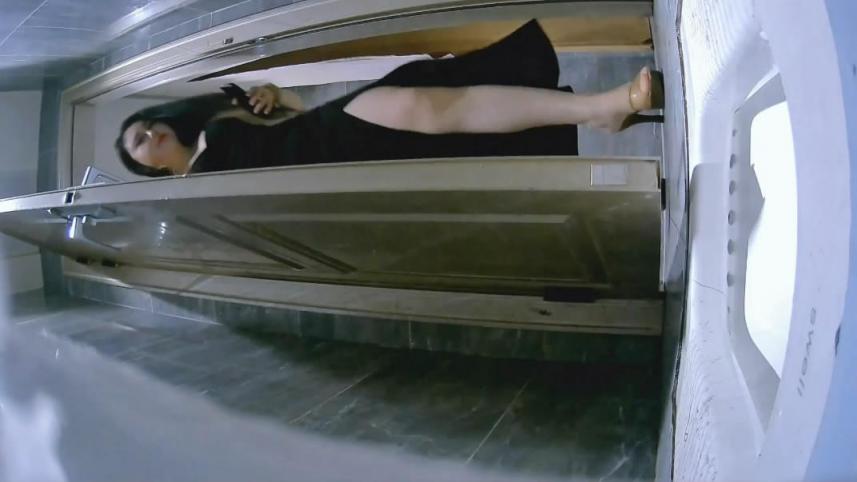 流出❤️厕拍大神给KTV送酒潜入女厕偷拍小姐尿尿红裙姐姐被客人搞了吧居然用厕兜里的水洗逼