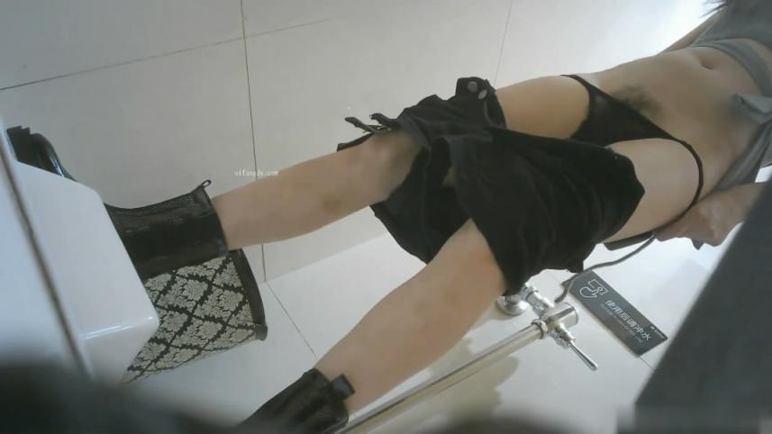 精品厕拍❤️醉酒美女呕吐闺蜜在旁边精心伺候又是拍背又是捧水