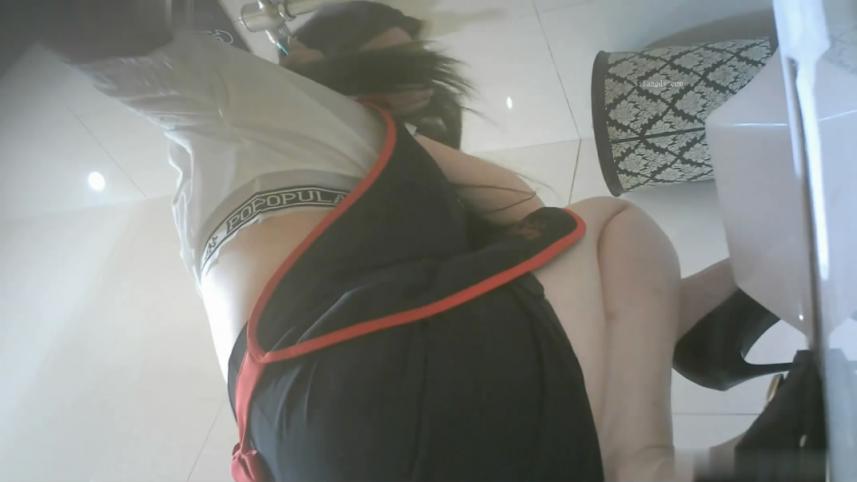 精品厕拍❤️醉酒美女呕吐闺蜜在旁边精心伺候又是拍背又是捧水