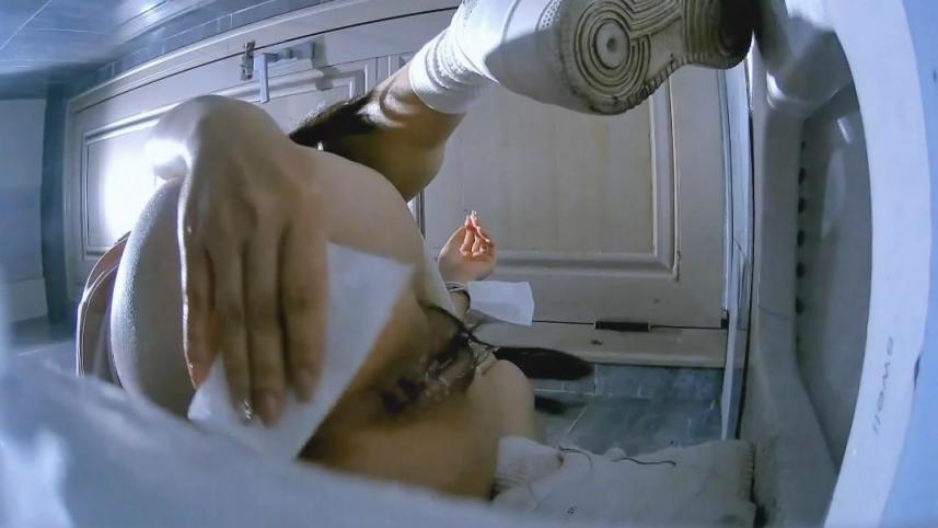 流出❤️厕拍大神给KTV送酒潜入女厕偷拍小姐尿尿红裙姐姐被客人搞了吧居然用厕兜里的水洗逼