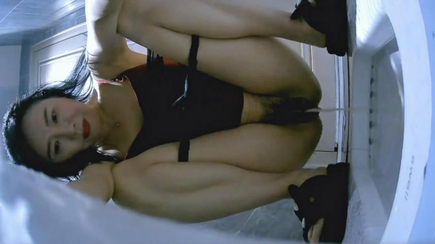 流出❤️厕拍大神给KTV送酒潜入女厕偷拍小姐尿尿红裙姐姐被客人搞了吧居然用厕兜里的水洗逼