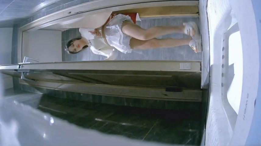 流出❤️厕拍大神给KTV送酒潜入女厕偷拍小姐尿尿红裙姐姐被客人搞了吧居然用厕兜里的水洗逼