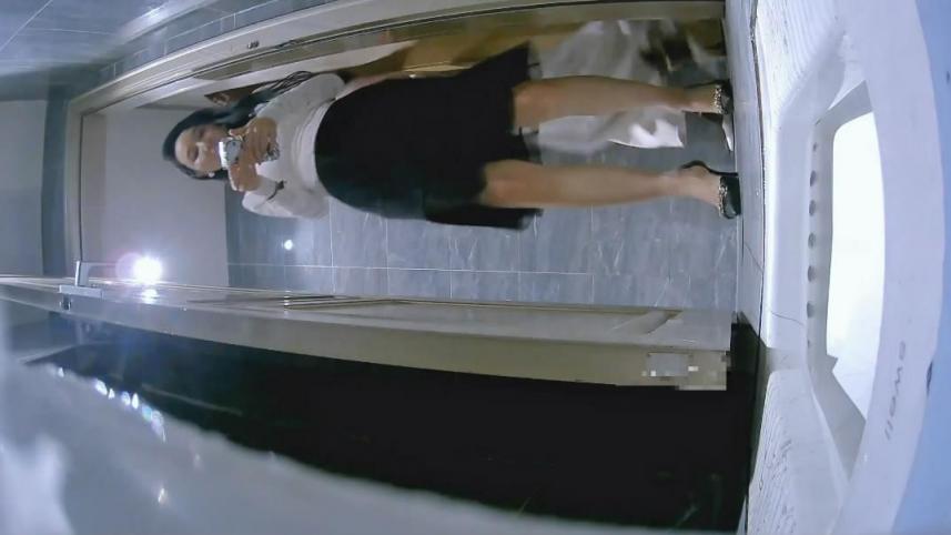 流出❤️厕拍大神给KTV送酒潜入女厕偷拍小姐尿尿红裙姐姐被客人搞了吧居然用厕兜里的水洗逼