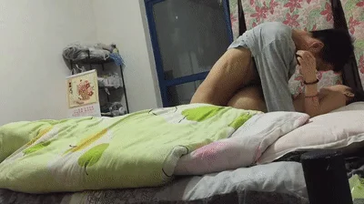 ✨小情侣✨家中做爱，女的超爽超主动，被男的各种姿势狂艹一顿，痛苦的呻吟是舒服的声音！