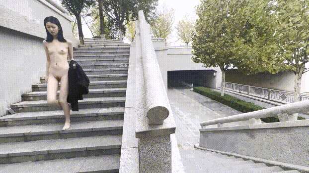 苗条文静眼镜美少女各种户外场景大胆露出✅天桥，江边各种人前极限露出，人前女神 人后小狗