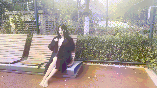 苗条文静眼镜美少女各种户外场景大胆露出✅天桥，江边各种人前极限露出，人前女神 人后小狗