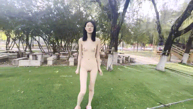 苗条文静眼镜美少女各种户外场景大胆露出✅天桥，江边各种人前极限露出，人前女神 人后小狗