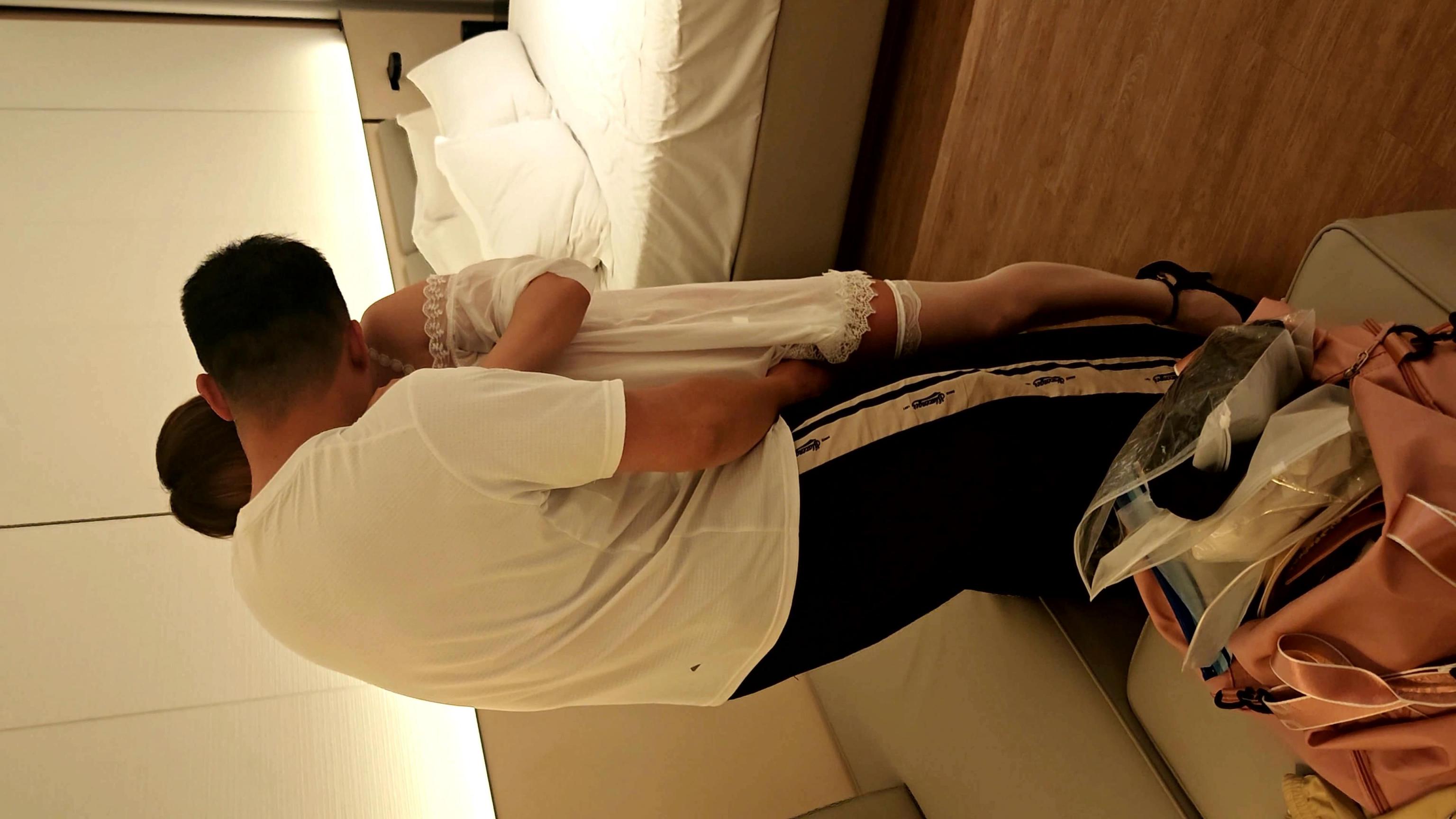 回忆第一次给老婆找单男就被干瘫软早上又被拉入房间