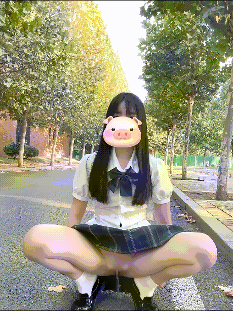 随处尿尿的反差女大『BOBOTU』✅萝莉风 户外露出 尿尿，老师同学眼中的班长学霸 表面看起来很乖巧