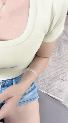 【剧情演绎】家中见小嫂子骚气十足❤️忍不住强上，脱掉裤子掏出鸡巴插入骚穴，狂操几下就老实了！