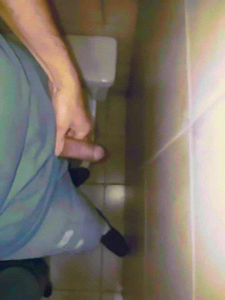 跟踪大屁股少妇如则，没想到她在自慰  太刺激了 忍不住打一波飞机