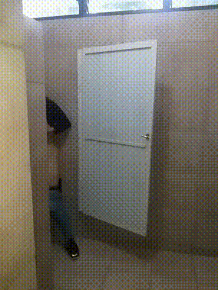 跟踪大屁股少妇如则，没想到她在自慰  太刺激了 忍不住打一波飞机