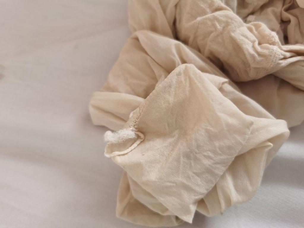 国庆节趁妹妹不在家打胶她的原味丝袜。在手机里发现了妹妹的自拍，我草泥马的被偷家了。我的天塌了。