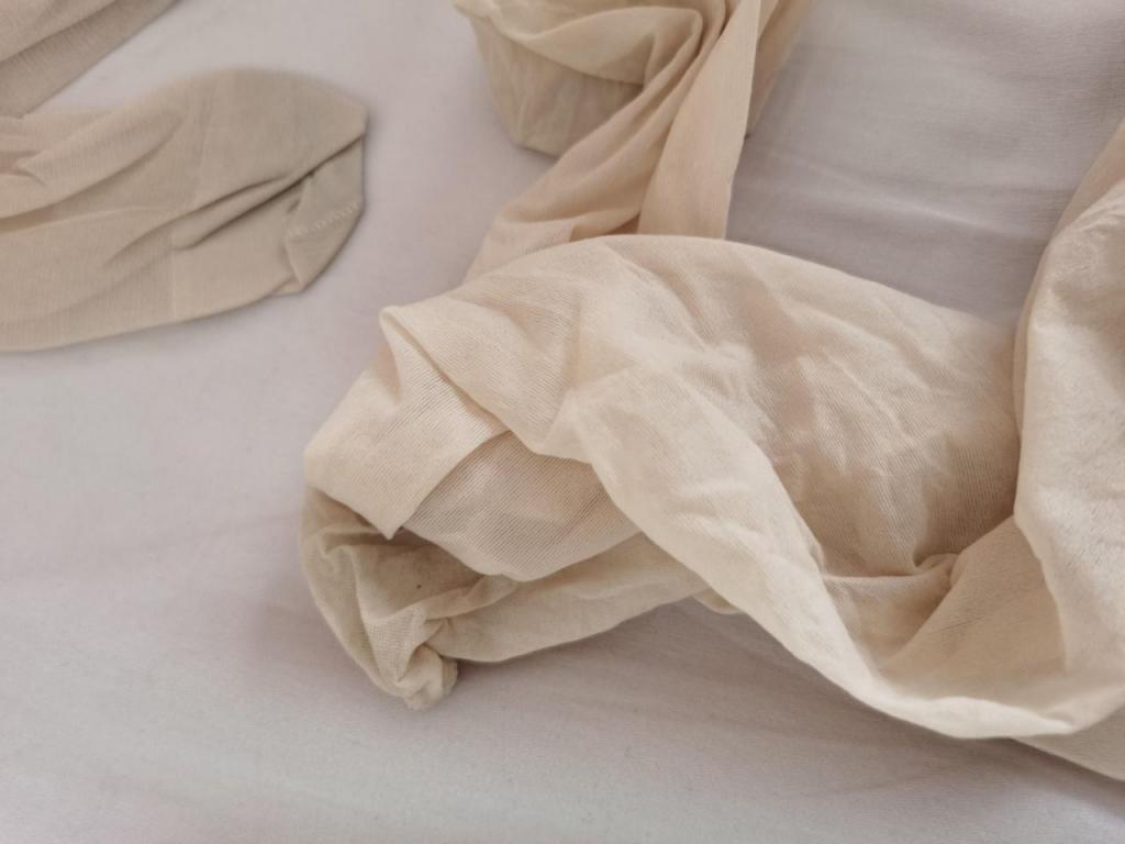 国庆节趁妹妹不在家打胶她的原味丝袜。在手机里发现了妹妹的自拍，我草泥马的被偷家了。我的天塌了。