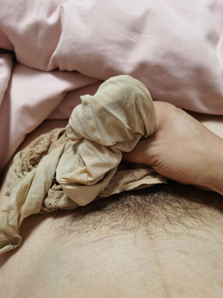 国庆节趁妹妹不在家打胶她的原味丝袜。在手机里发现了妹妹的自拍，我草泥马的被偷家了。我的天塌了。