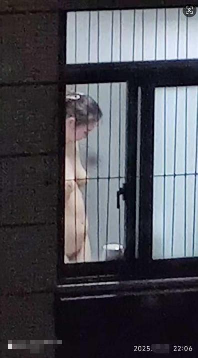 对面楼的少妇 洗澡不关窗，看了会不会长针眼？犯法不