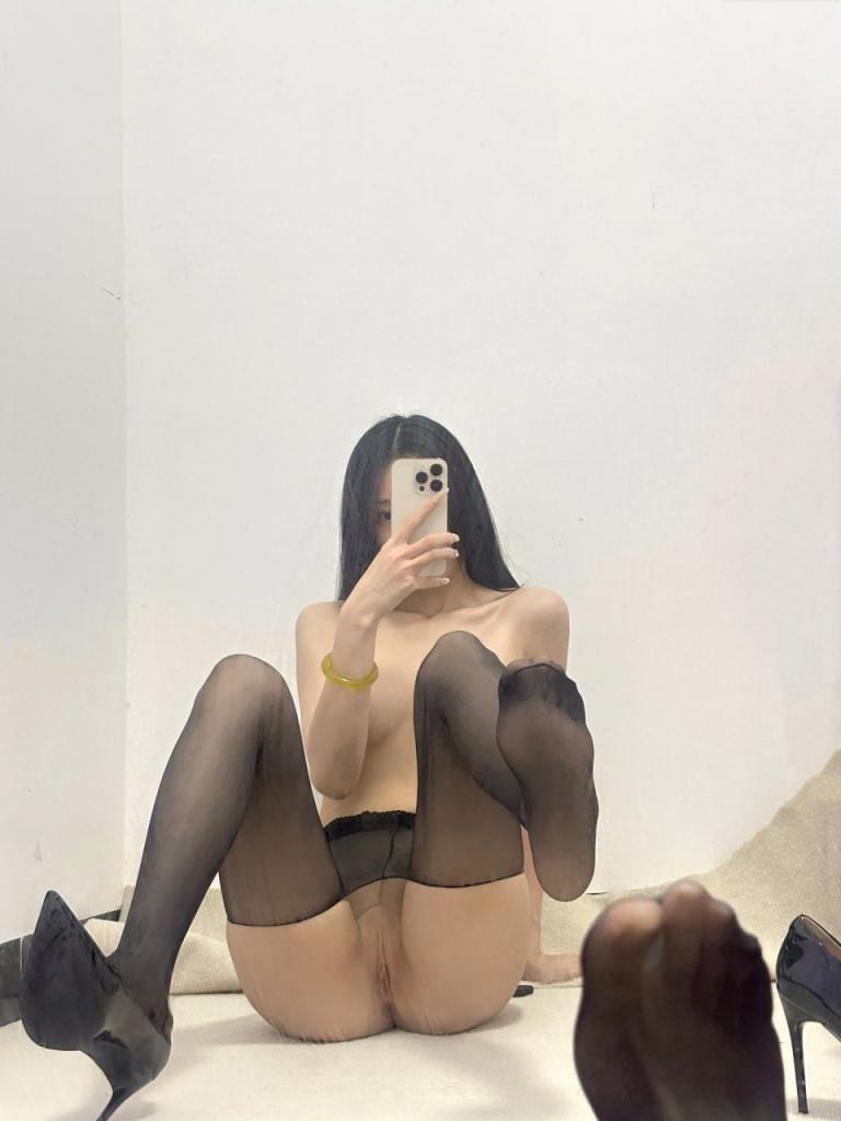 你们一定喜欢女人抬起腿等着挨操的样子