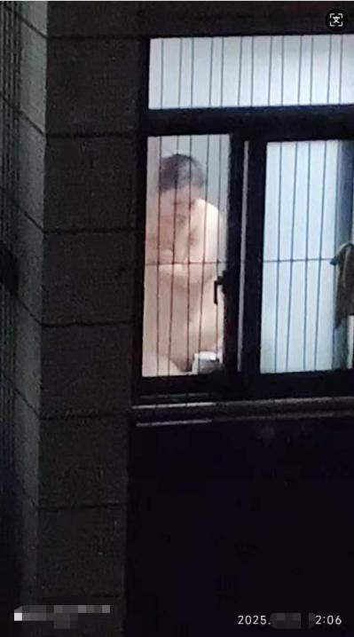 对面楼的少妇 洗澡不关窗，看了会不会长针眼？犯法不