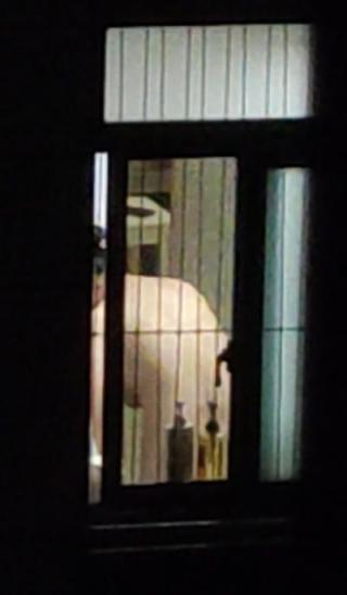 对面楼的少妇 洗澡不关窗，看了会不会长针眼？犯法不
