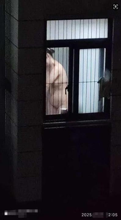 对面楼的少妇 洗澡不关窗，看了会不会长针眼？犯法不
