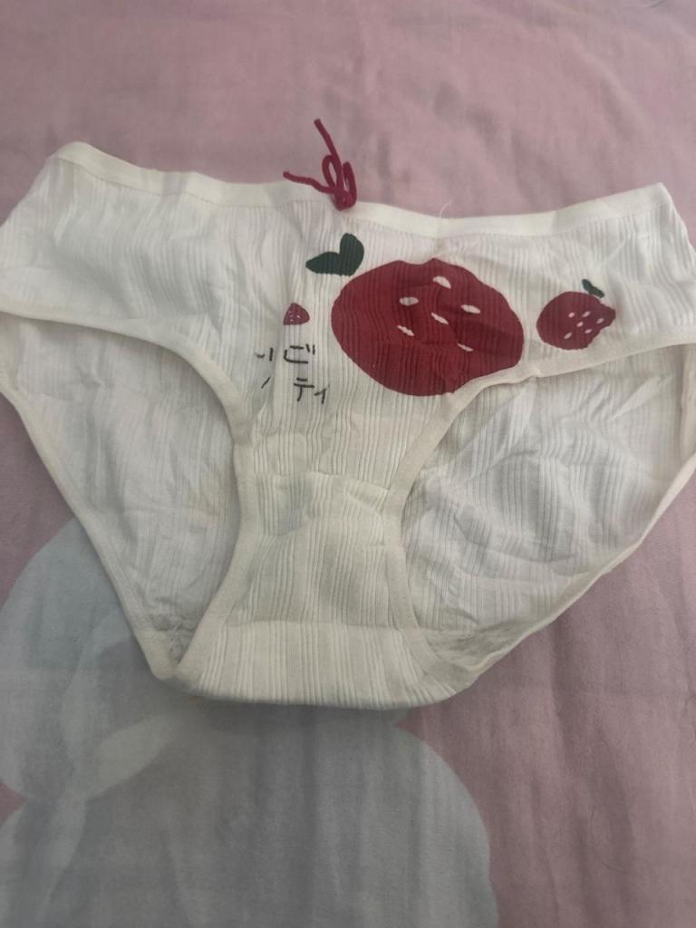 国庆节偷偷潜入妹妹房间寻宝,发现了个小玩具。继续打个胶