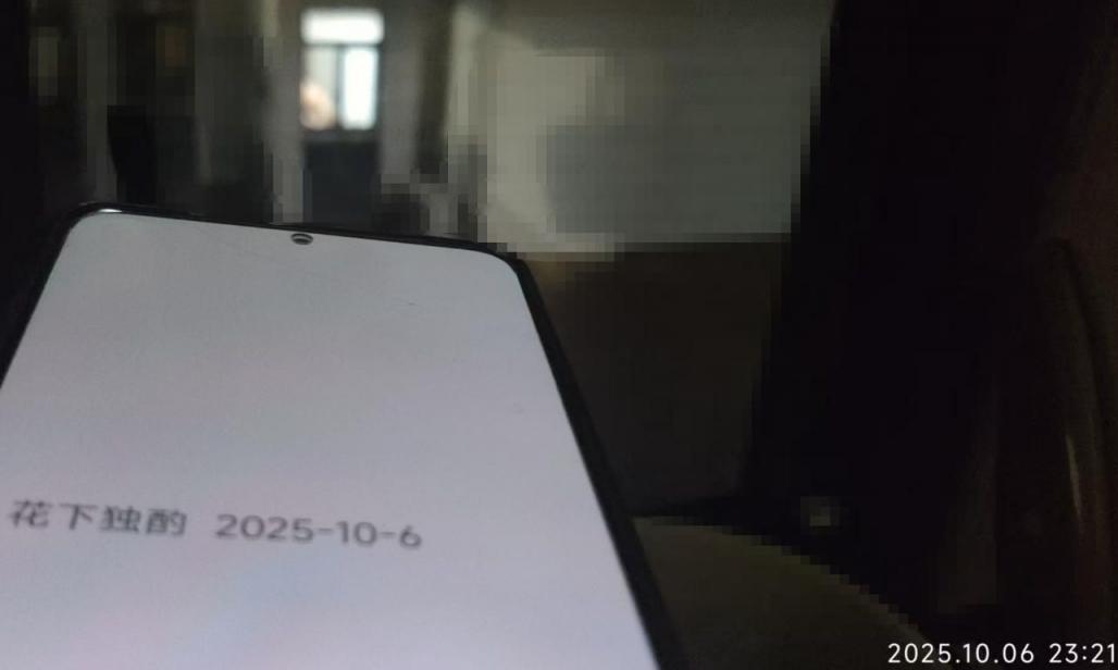 对面楼的少妇 洗澡不关窗，看了会不会长针眼？犯法不