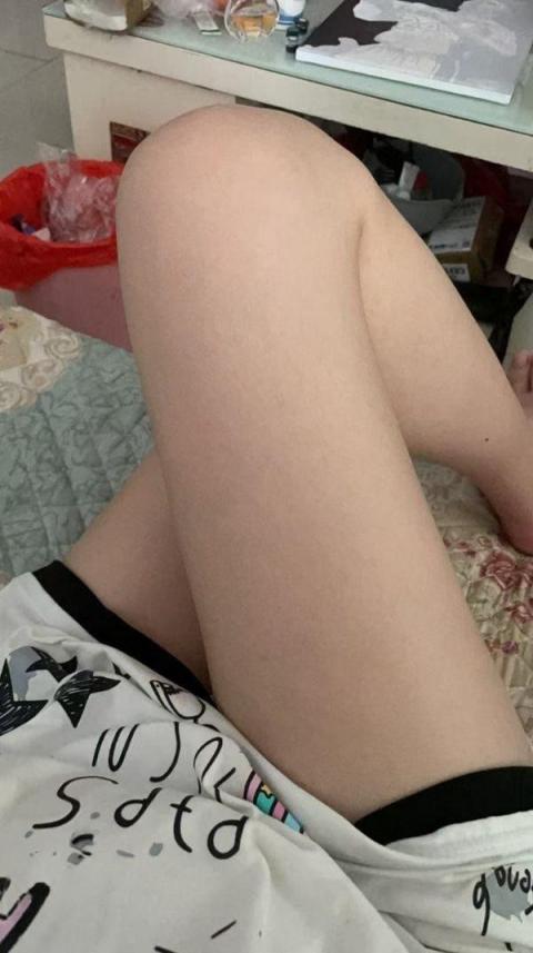 国庆节趁妹妹不在家打胶她的原味丝袜。在手机里发现了妹妹的自拍，我草泥马的被偷家了。我的天塌了。