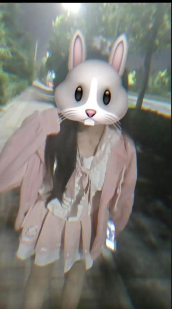 国庆节趁妹妹不在家打胶她的原味丝袜。在手机里发现了妹妹的自拍，我草泥马的被偷家了。我的天塌了。