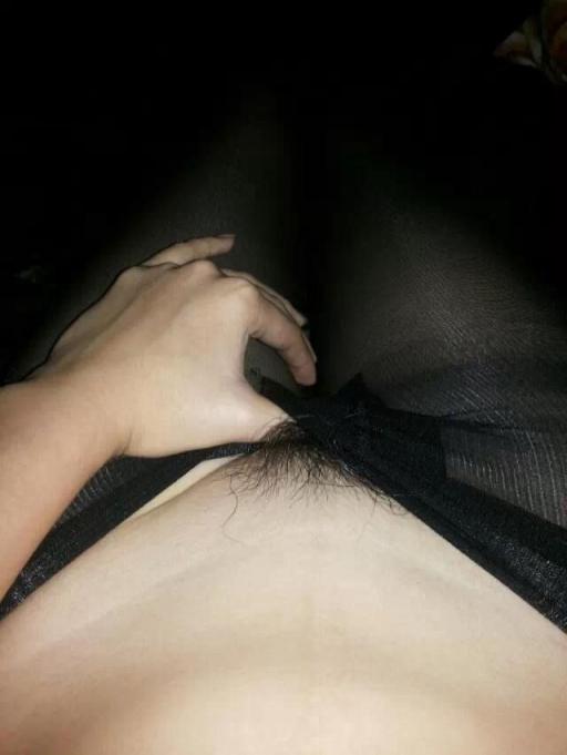 国庆节趁妹妹不在家打胶她的原味丝袜。在手机里发现了妹妹的自拍，我草泥马的被偷家了。我的天塌了。