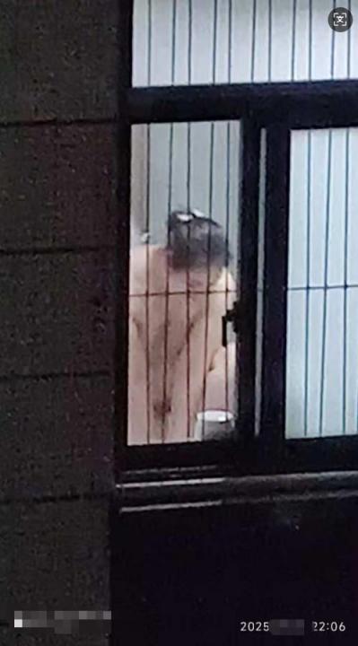 对面楼的少妇 洗澡不关窗，看了会不会长针眼？犯法不