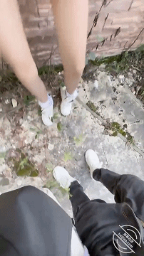 【长腿女儿丽丽】最新作品!和大长腿女儿在野外废弃的小房子打炮,刺激 忍不住叫好大声,又生怕被人听到