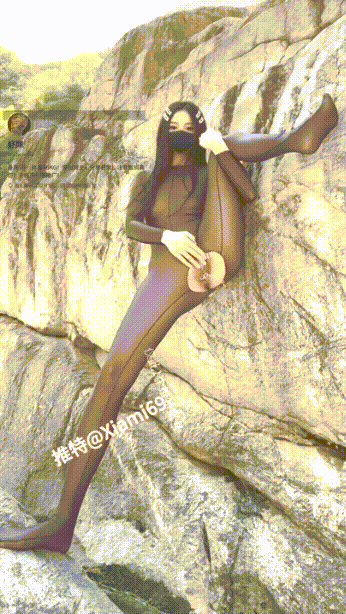 边走边尿性感骚婊女神露出塞跳蛋，爽到喷水流白浆，白天挑战公园喷水，带着阴环穿着肉丝喷的好远啊