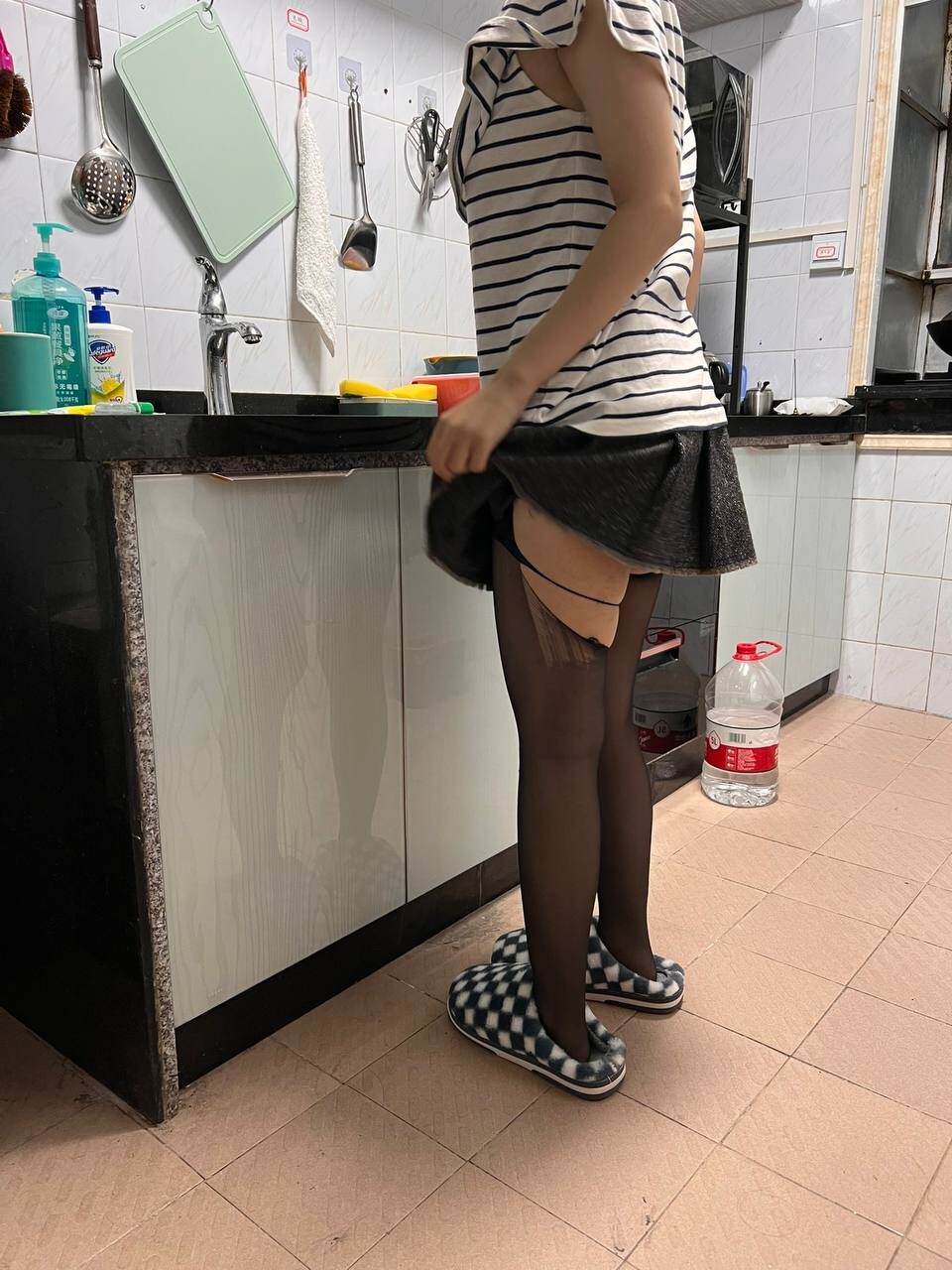 表妹的原味丝袜,穿好装备,准备来找我啦。