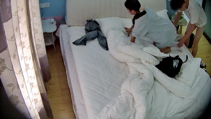 主题酒店这两太久时间没见 太饥渴了 衣服都没来得及脱就开始干上了 女友全程乖乖顺从配合 射一肚皮