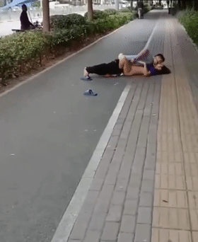 一对饥渴中年夫妇寻刺激❤️街边脱衣直接开操 旁边大哥一直笑 !