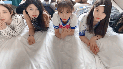 6个嫩妹同框啊,他是怎么说服那么多妹子放开拍摄的?应该是超能力!趁机咸猪手 每个都不放过