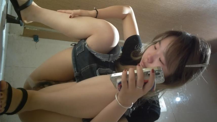 精品酒吧女则全景愉拍❤️纹身精神妹 刮毛白虎逼高跟小妹多次被拍拉屎又细又长