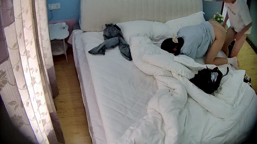 主题酒店这两太久时间没见 太饥渴了 衣服都没来得及脱就开始干上了 女友全程乖乖顺从配合 射一肚皮